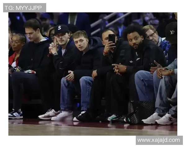 NBA赛场上偶遇的足球明星究竟是谁引发了球迷们的热议和关注